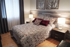 Chambre-literie-coussins-bois-franc-rideaux-peinture-bois-flottant