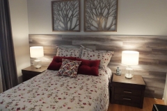 Chambre-literie-coussins-bois-franc-rideaux-peinture-bois-flottant